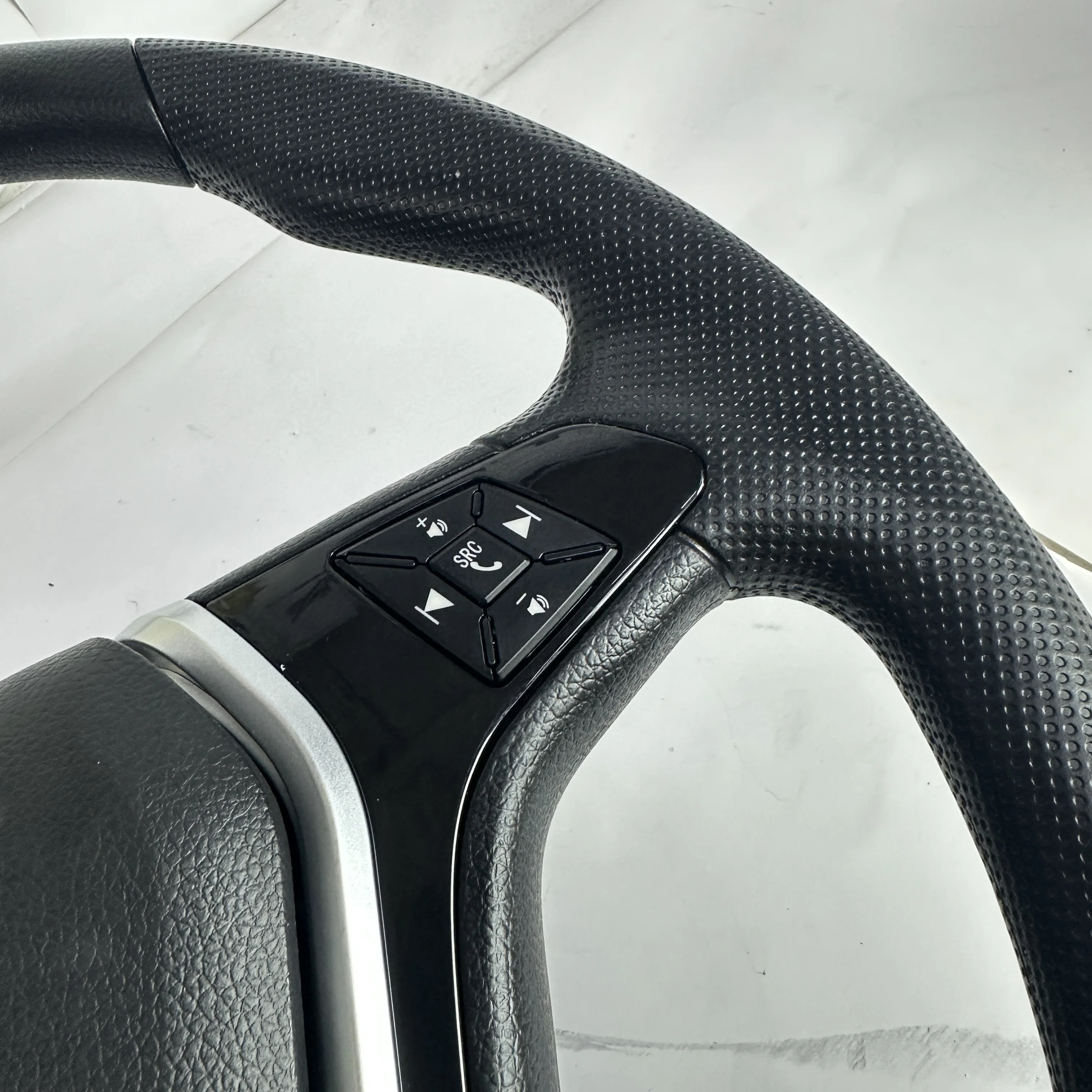 New original bus steering wheel, high-quality multi-function control buttons, high-strength aluminum alloy PU/leather, suitable