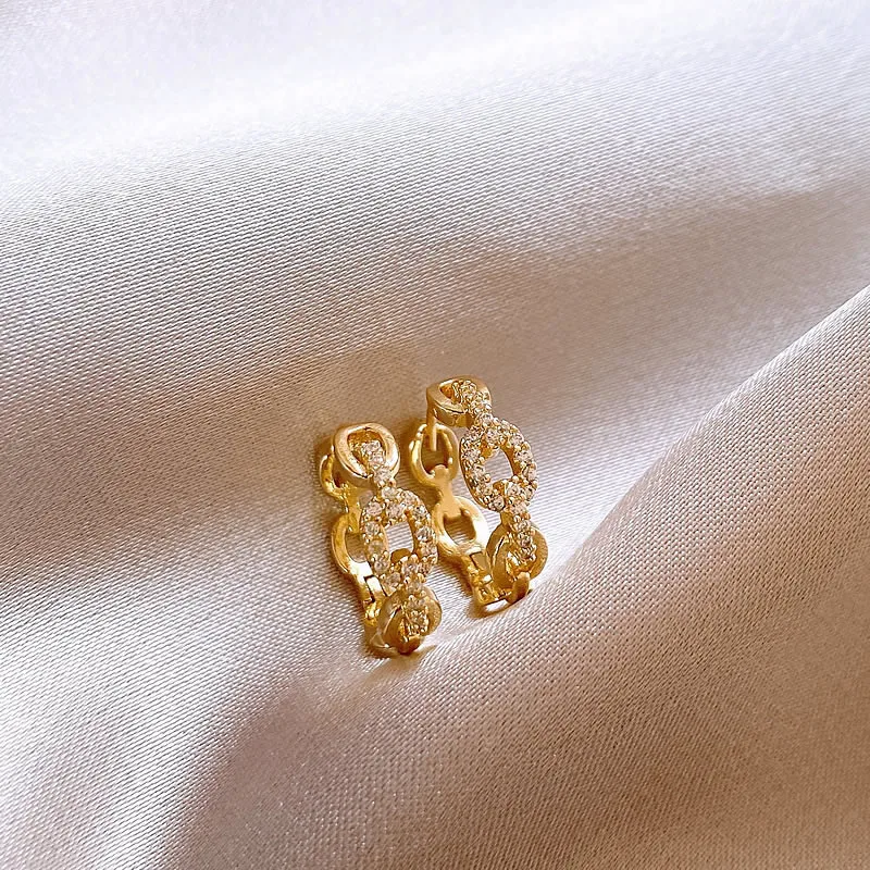 Luxuriöse, vollbesetzte Zirkon-Ketten-Huggie-Ohrringe für Damen, vergoldet, elegante Hängeohrringe, Party-Modeschmuck – Detail 6