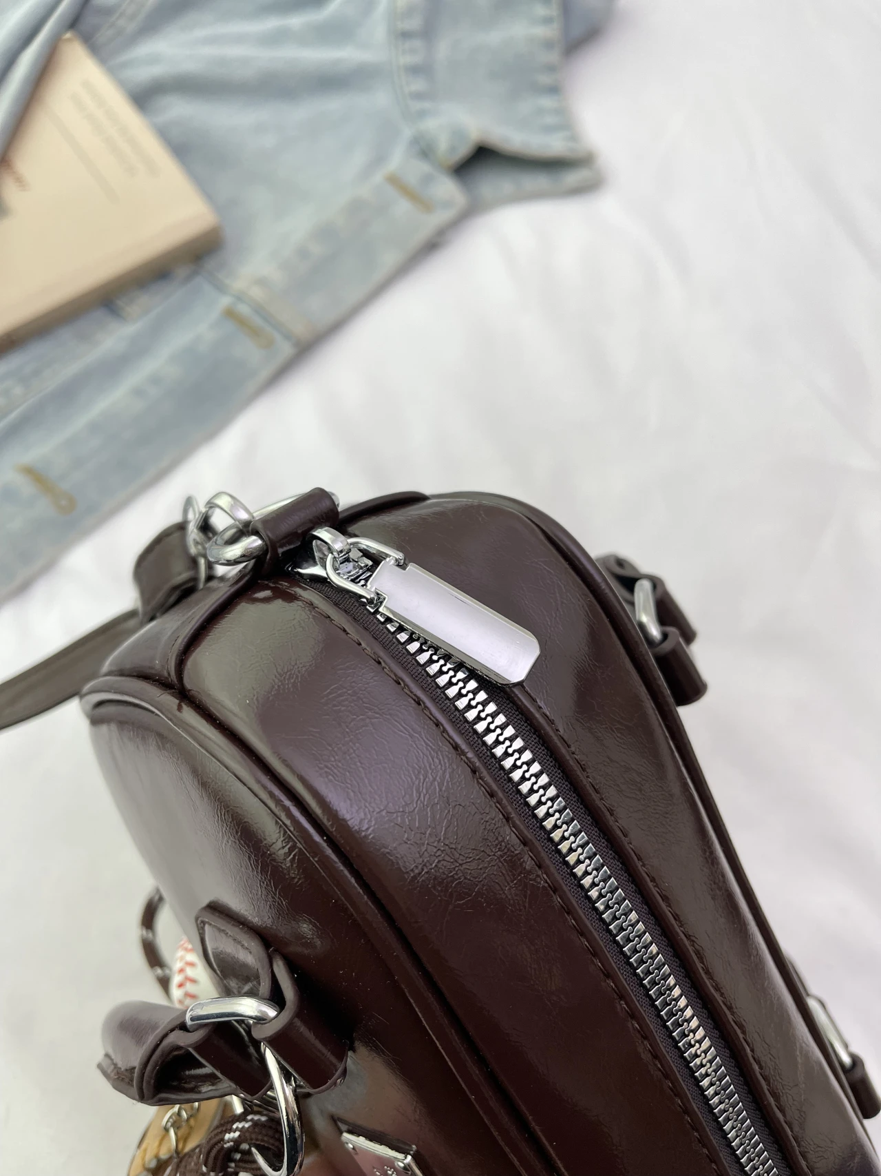 إطلاق جديد 2025! Miu - حقيبة يد بوسطن مربعة صغيرة الحجم - حقيبة كتف واسعة لعشاق الدراجات النارية مع مساحة تخزين كبيرة #6