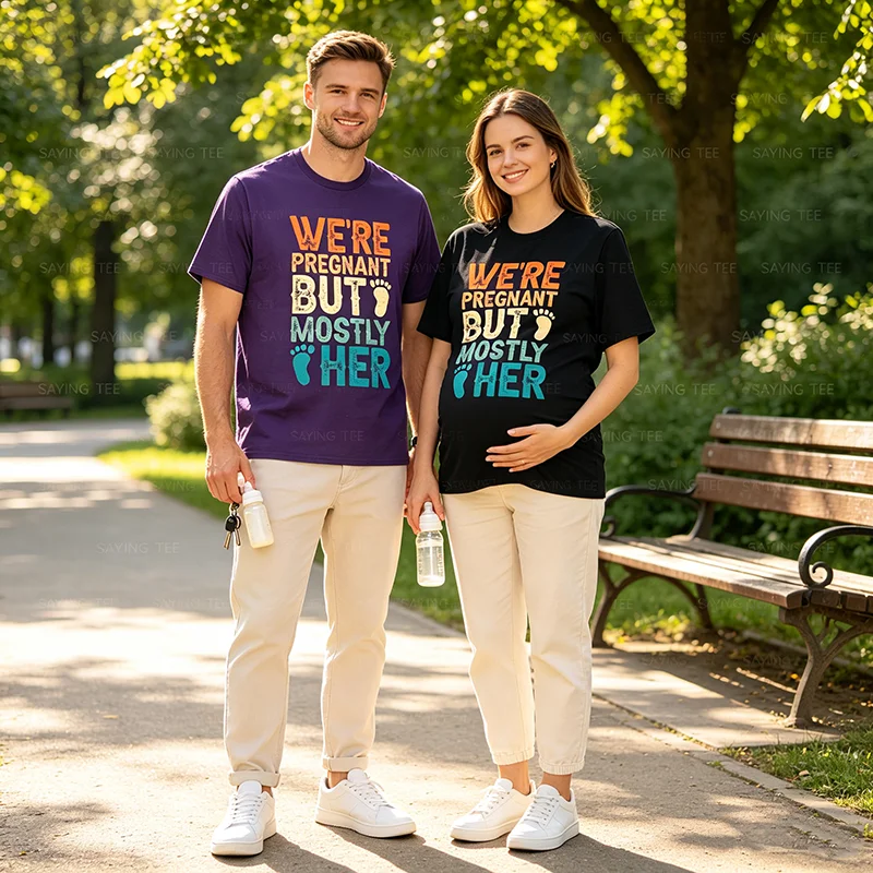 Wir sind schwanger, aber es ist hauptsächlich ihre Sache, Paar-Schwangerschaftsankündigungs-T-Shirt, Y2k-T-Shirt mit Grafik für den ersten Papa und die erste Mama, personalisiert – Detail 3