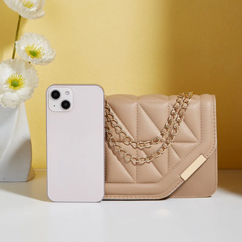 Triangular rhombus embroidered small square bag 2024 new fashion Joker solid color sequins decorative magnetic buckle chain