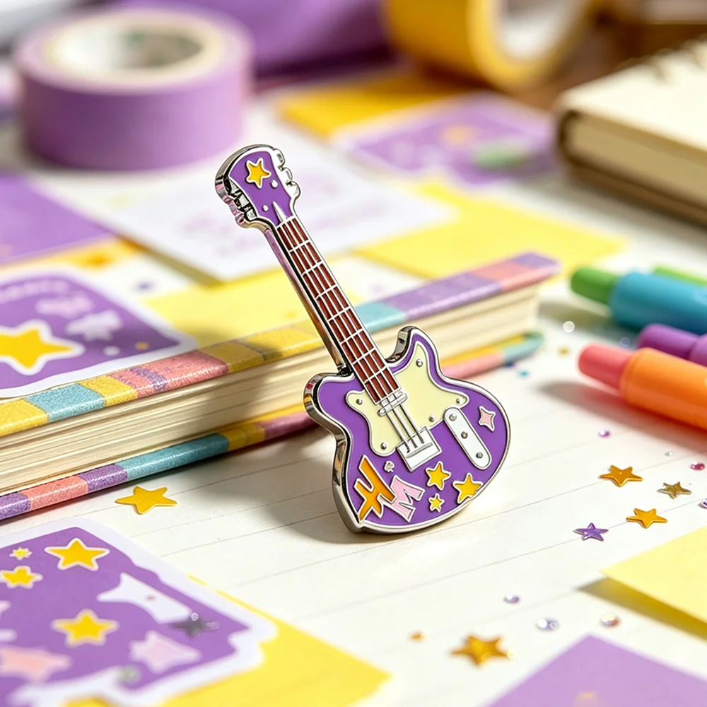 Hannah Montana Lila E-Gitarren-Emaille-Pin Sternmuster Metallbrosche Anstecknadel TV-Serien-Fan-Sammlerstück Musikliebhaber-Geschenk – Detail 9