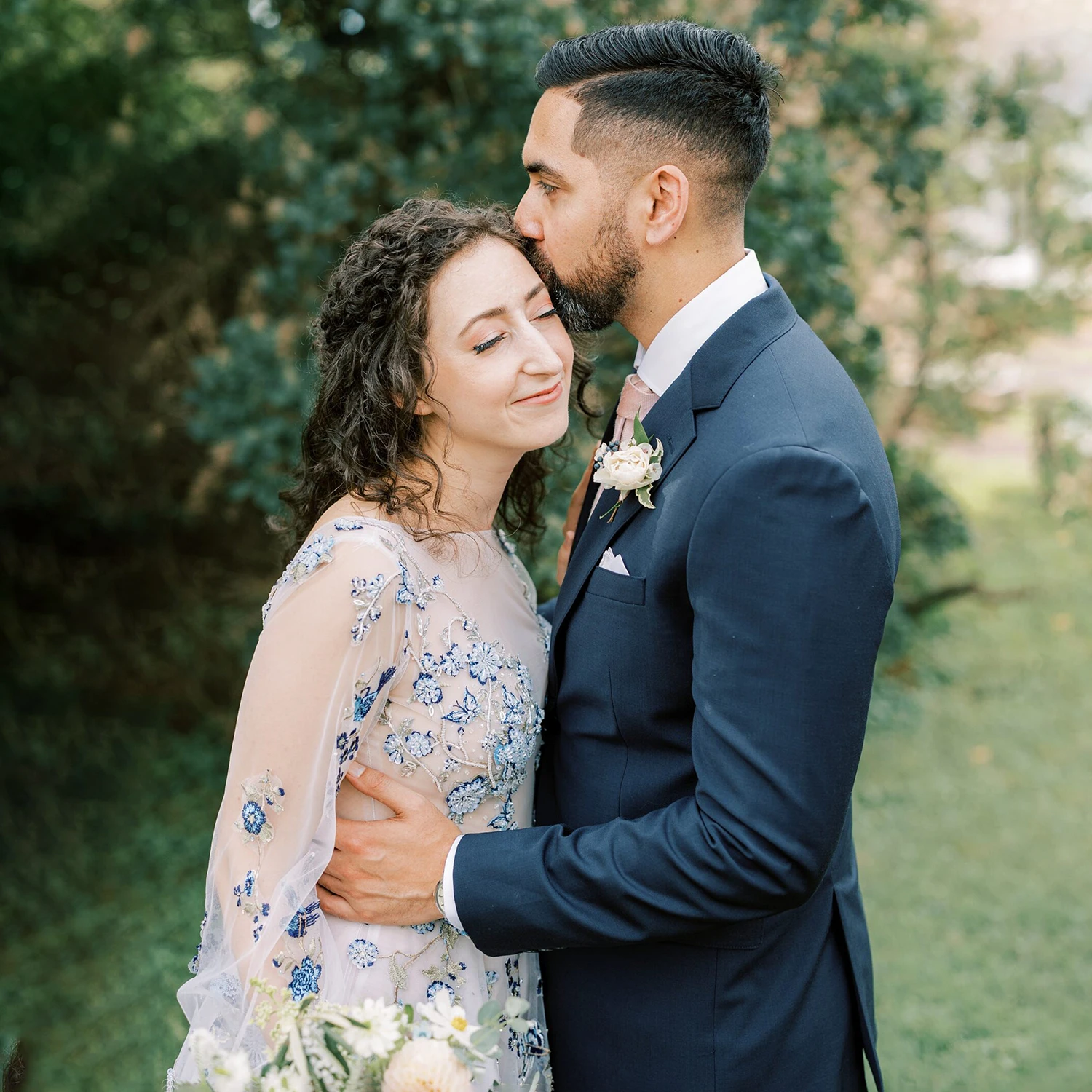 긴 퍼프 소매 블루 자수 비딩 웨딩 드레스 A라인 시스루 보디스 맞춤 제작 가든 튤 브라이덜 가운 트레인 포함