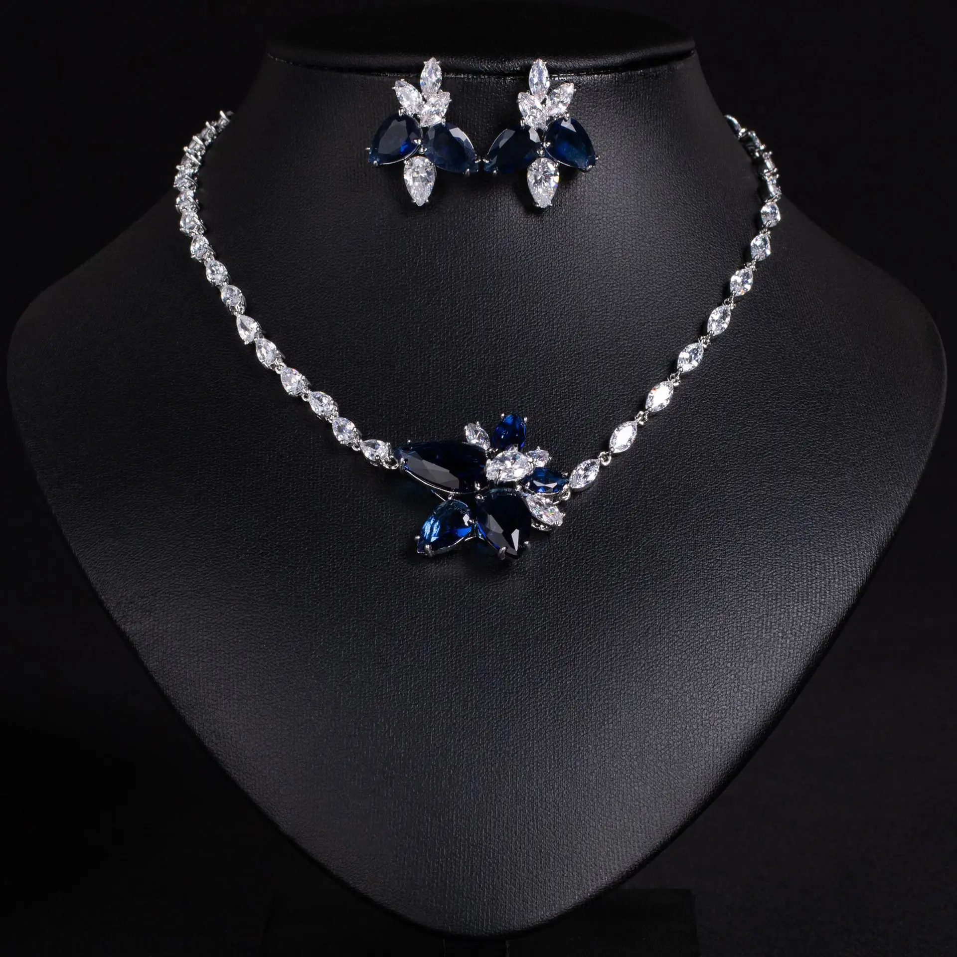 

Серьги-капли с бриллиантами и комплект ожерелья - Элегантный комплект свадебных украшений - Женская мода Jovani