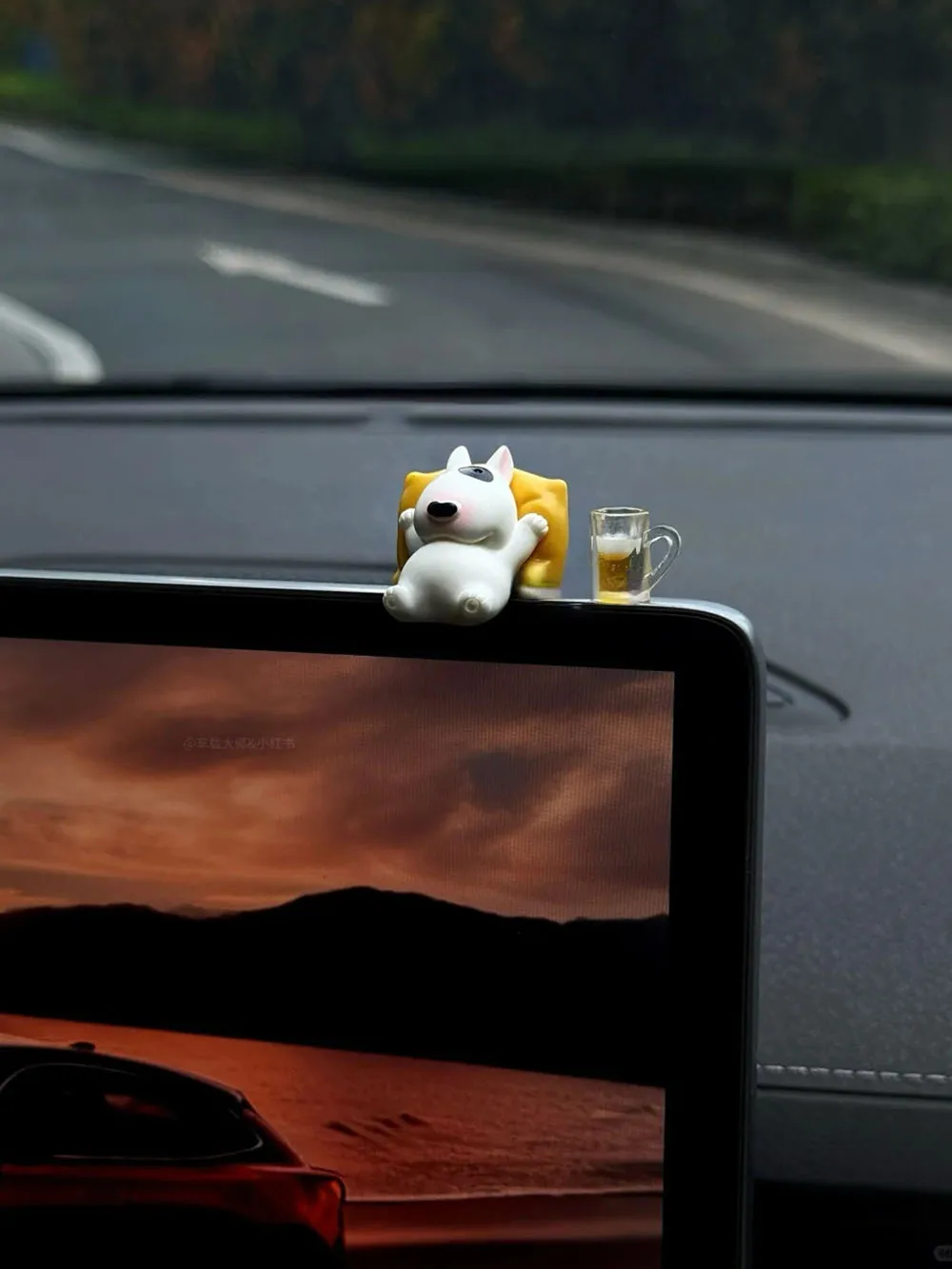 Figurine de tableau de bord adorable pour voiture, accessoires universels pour voiture, pose détendue, ornement pour Tesla BMW Hyundai KIA