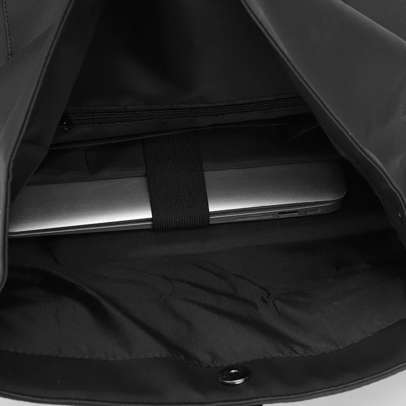 ロールトップトラベルバックパック 軽量防水ハイキングリュックサック ジッパー開閉式 傷防止デイパック 通勤・アウトドア用