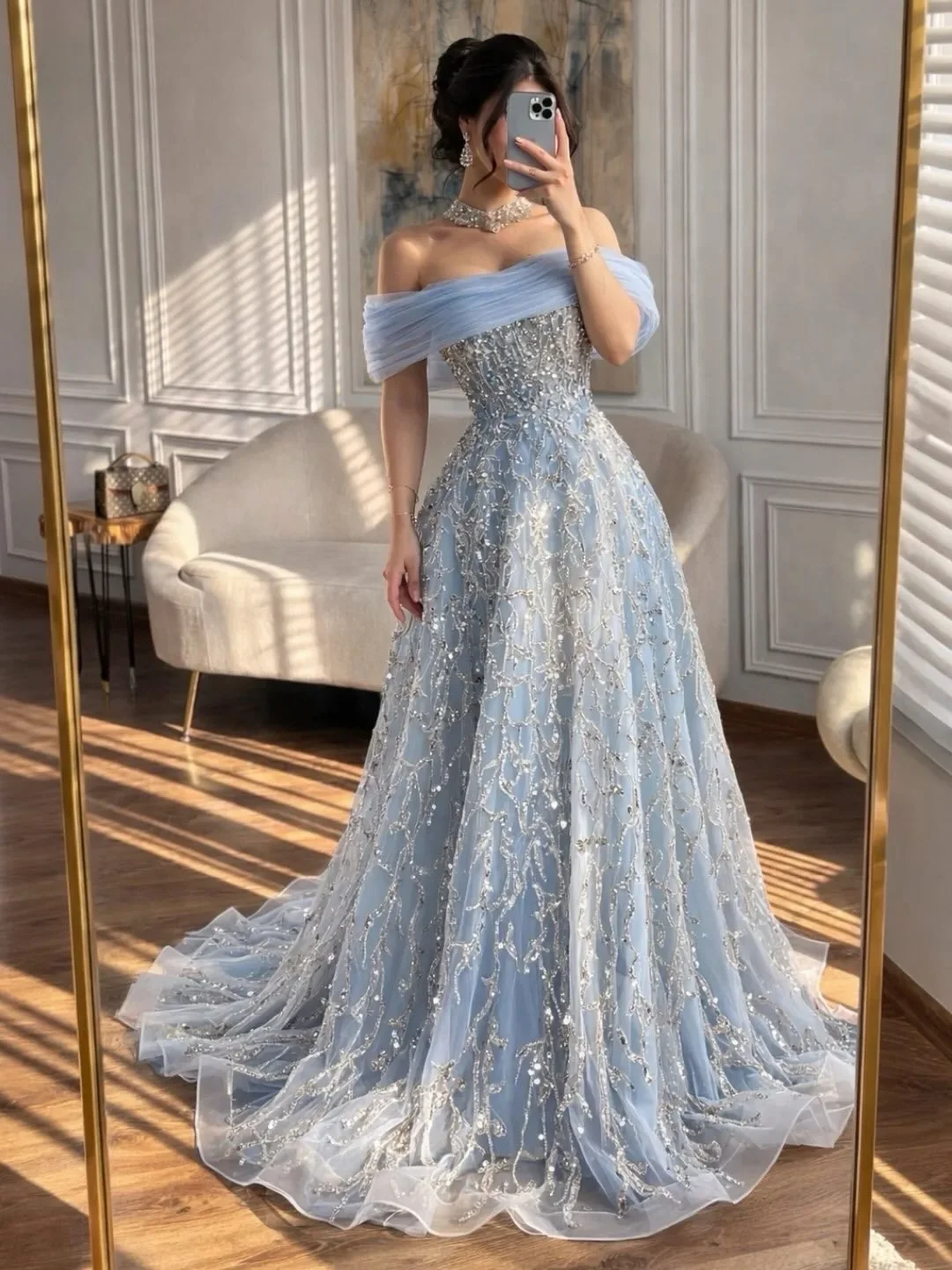 Vestido de noche maxi azul cielo claro estilo sirena con escote corazón en V sin tirantes, volantes florales 3D grandes y ribete de plumas, con textura fruncida en todo el cuerpo.