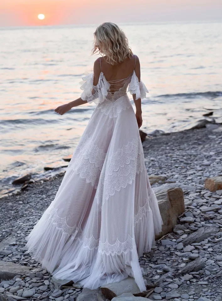 Vestidos de novia bohemios de renda, con tirantes finos, sin hombros, color champán