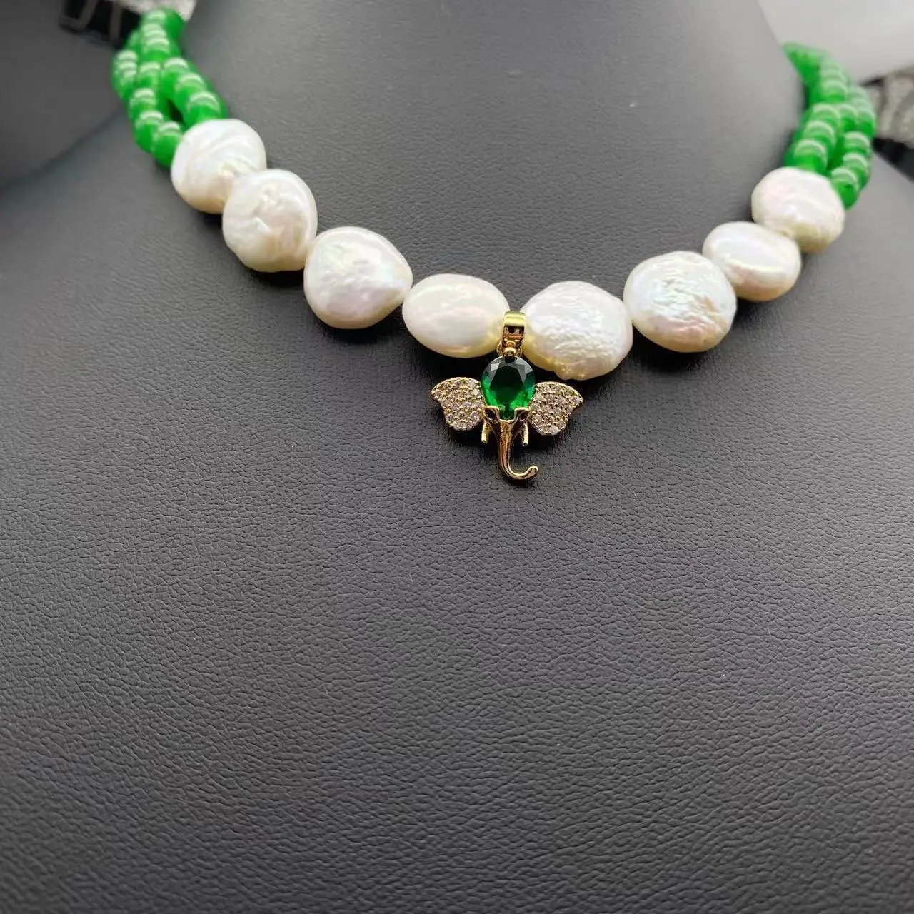 

Natural round baroque pearl, green agate necklace women's design temperament collarbone chain