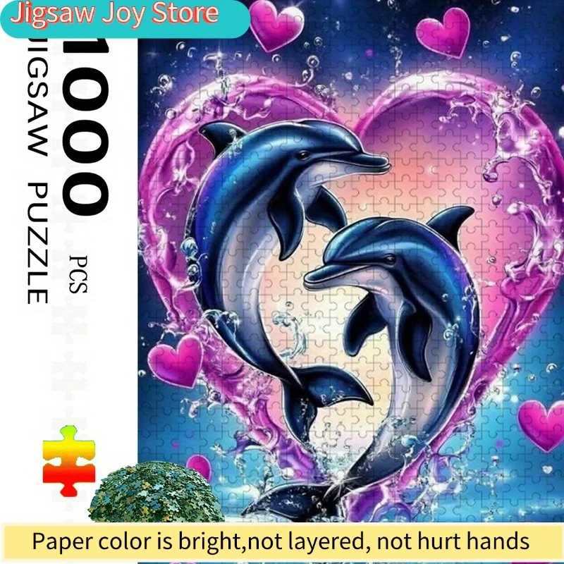 

Пазл с изображением дельфинов в форме сердца в сине-розовой морской тематике. Изготовлено из высококачественных, устойчивых к царапинам деталей.