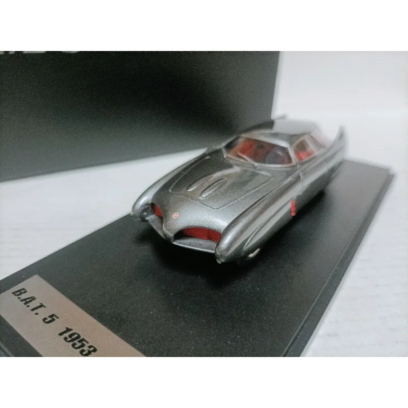 

In stock: 1:43 BAT concept car Alfa BAT 5 Bertone 1953 die-cast resin car model, Boys' toy, adult collectible ornament.