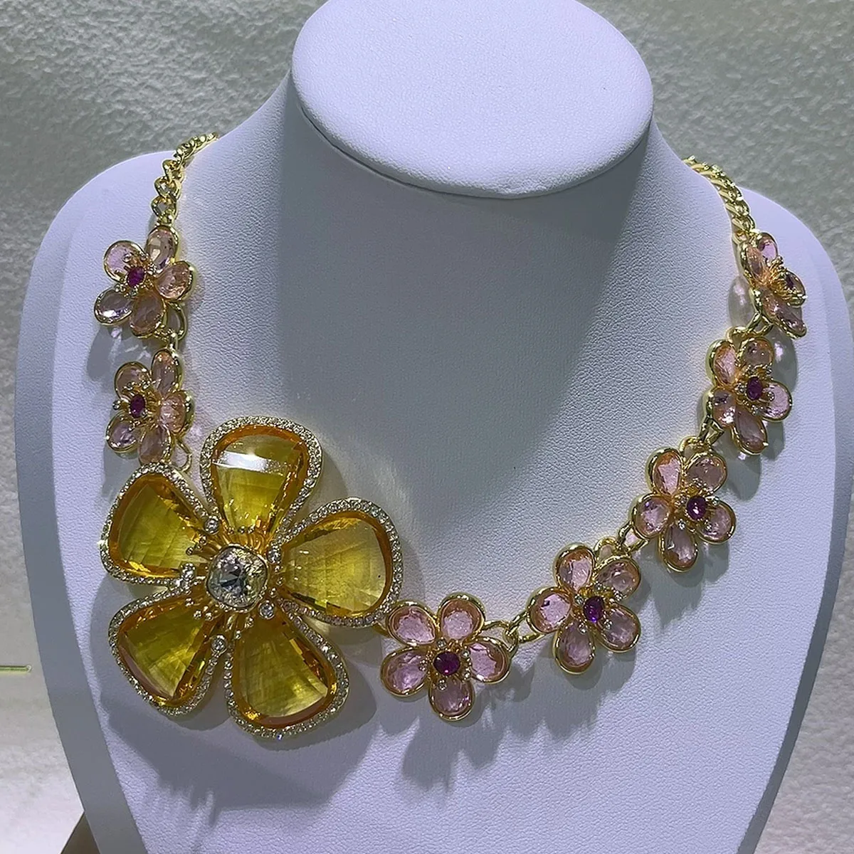 NONE Ohrringe 2025, neuer Verkaufstrend, hochwertiger Schmuck, Blume, modische Luxus-Charms, Edelstahl, rosa, gelb, Damenbekleidung 3