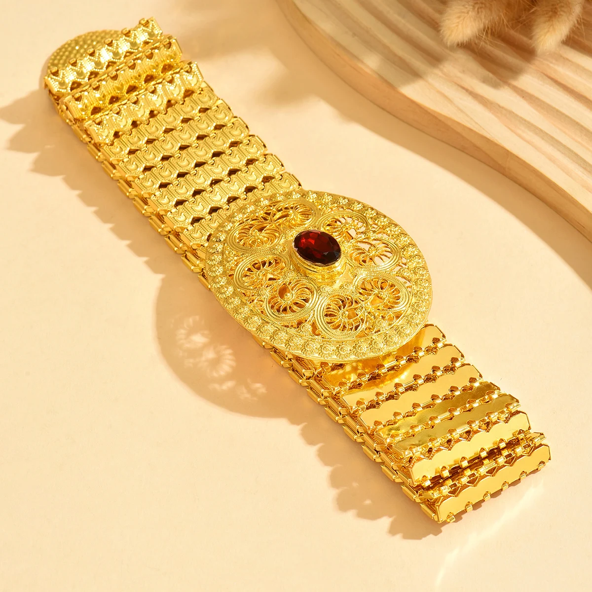 حزام مقياس الأفعى من سبيكة مع تصميم نمط مجوف مرصع بالأحجار الكريمة الحمراء الكبيرة البيضاوية