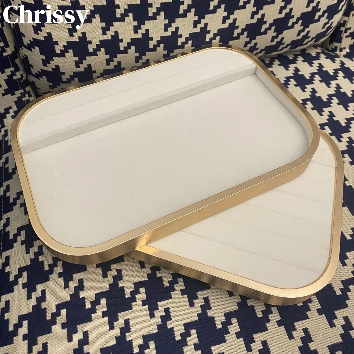 

Поднос для демонстрации ювелирных изделий из жемчужно-белого металла — минималистичный и элегантный для колец, ожерелий и браслетов