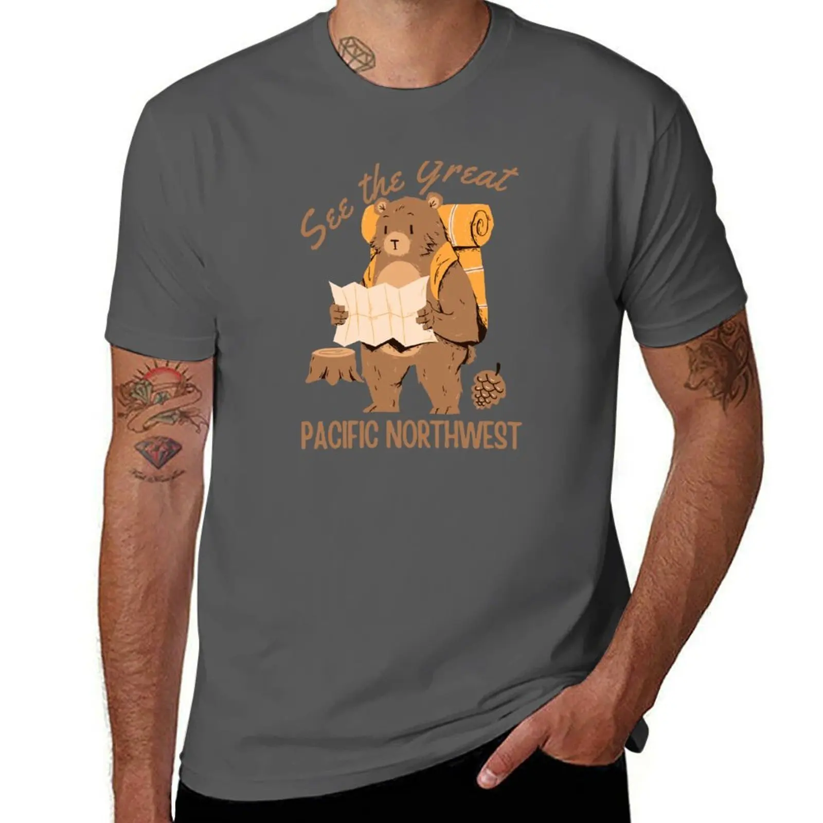 

Vintage-Style See the Great Pacific Northwest - Brown Text T-Shirt Stylish Graphic Short Sleeve Top