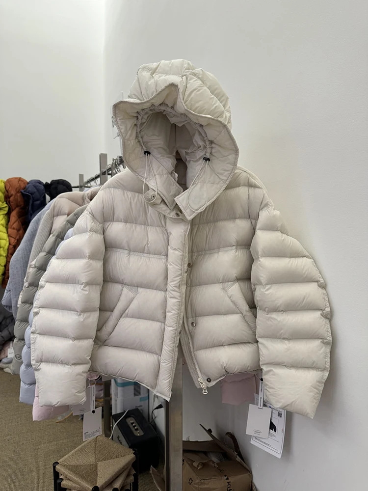 90 Piumino d'anatra bianco stile corto 2025 Inverno delle nuove donne con cappuccio a costine di maiale Puff Feel Versione coreana Cappotto allentato Alla moda