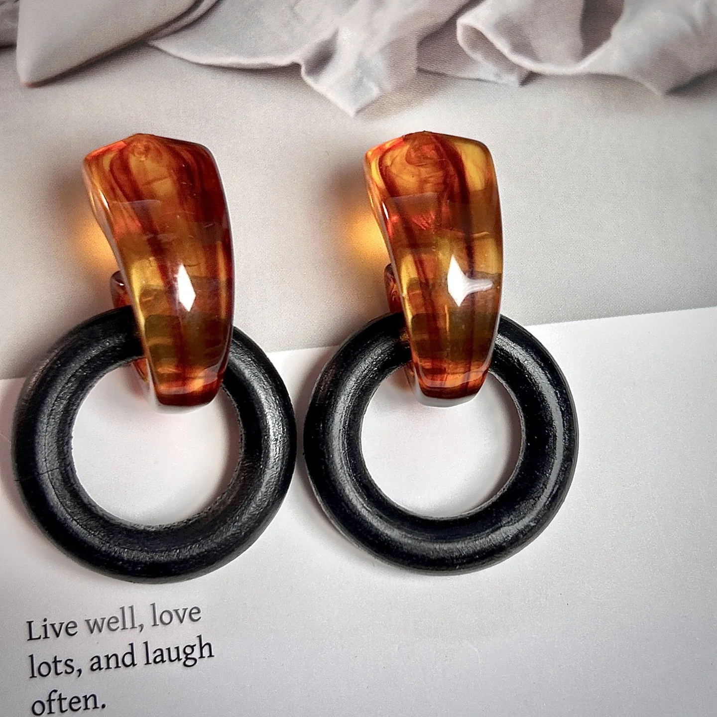 Vintage Monies style wooden earrings, amber stud earrings, niche handmade sense, commuting dating temperament earrings