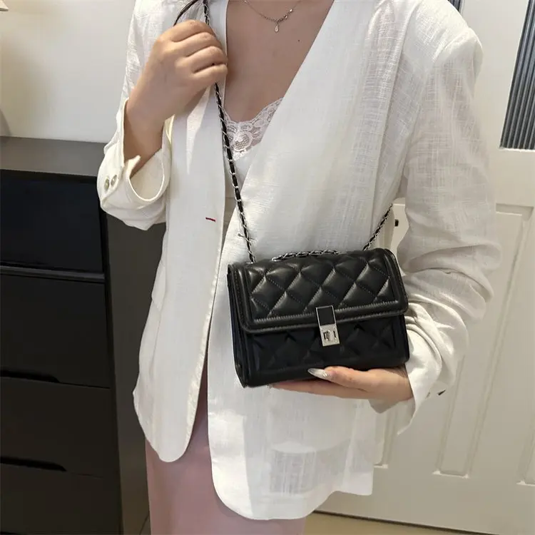 

Зима 2024 703, новая маленькая квадратная сумка с тиснением, сумка через плечо, сумка с ромбовидной цепочкой, пригородная сумка