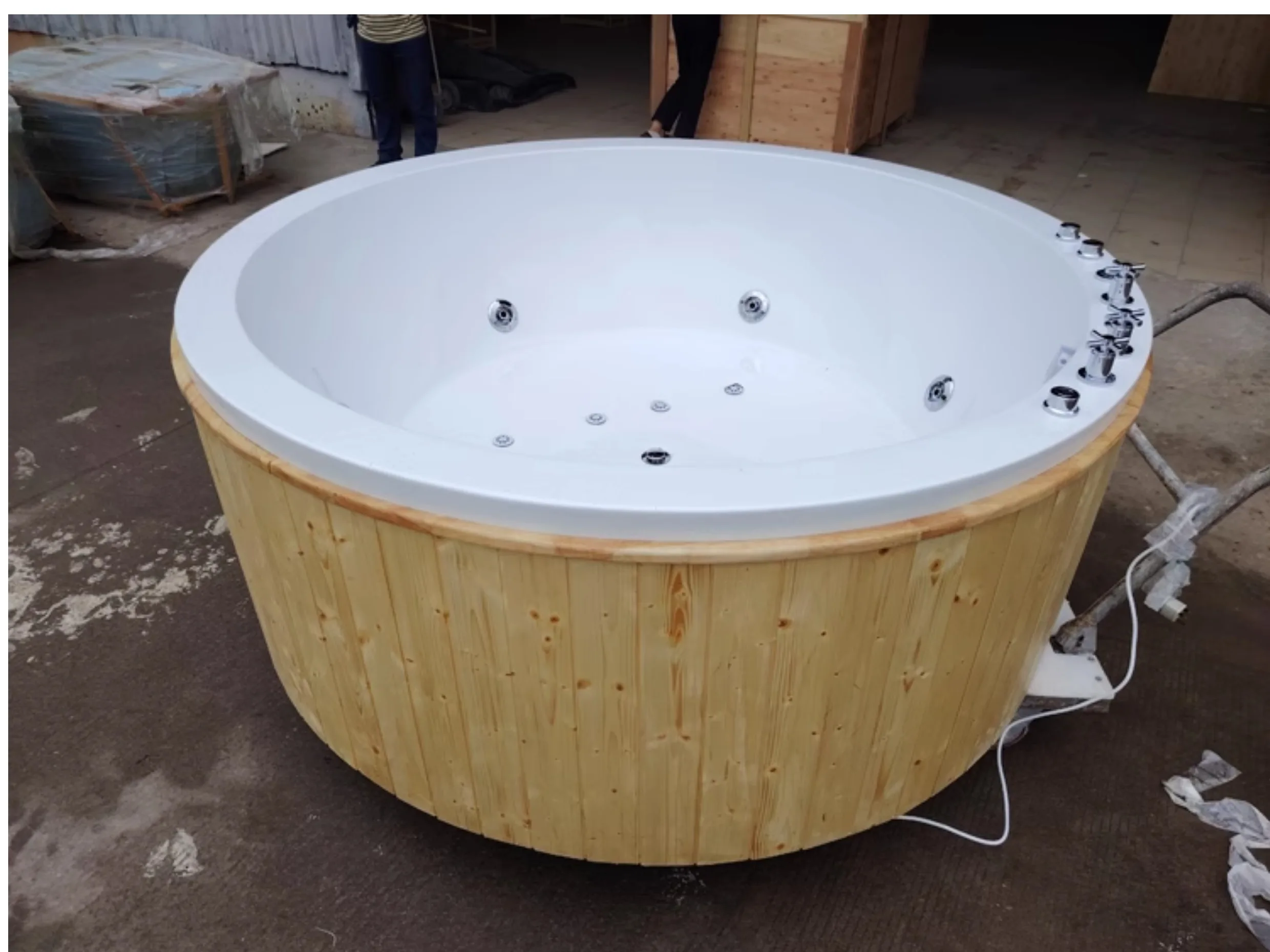 round double surfing thermostatic jacuzzi Indoor and outdoor hot spring built-in bathtub acrylic wooden frame