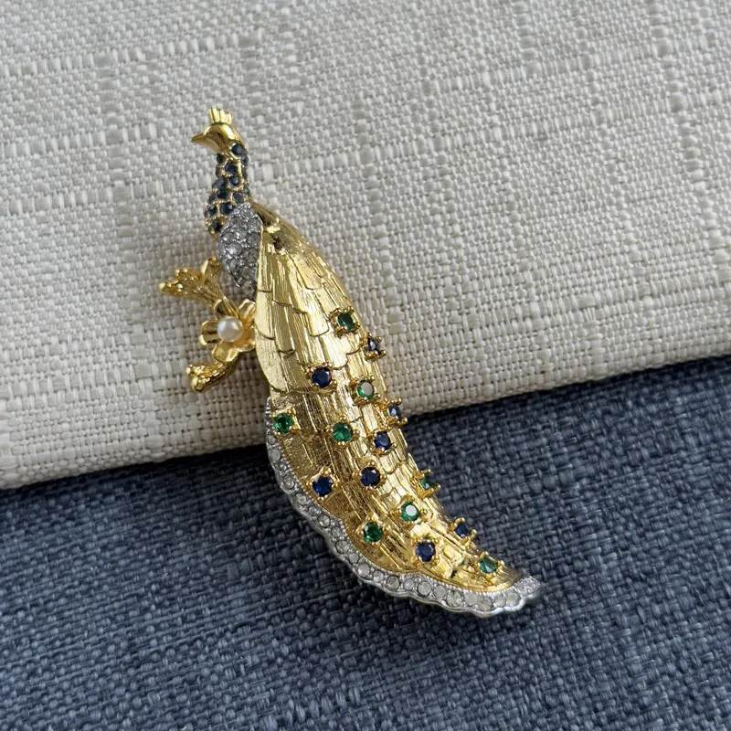 

Retro Peacock Brooch for Women, Colored Zircon Inlaid Temperament Elegant Brooch Pin，Exquisite Clothing Accessories