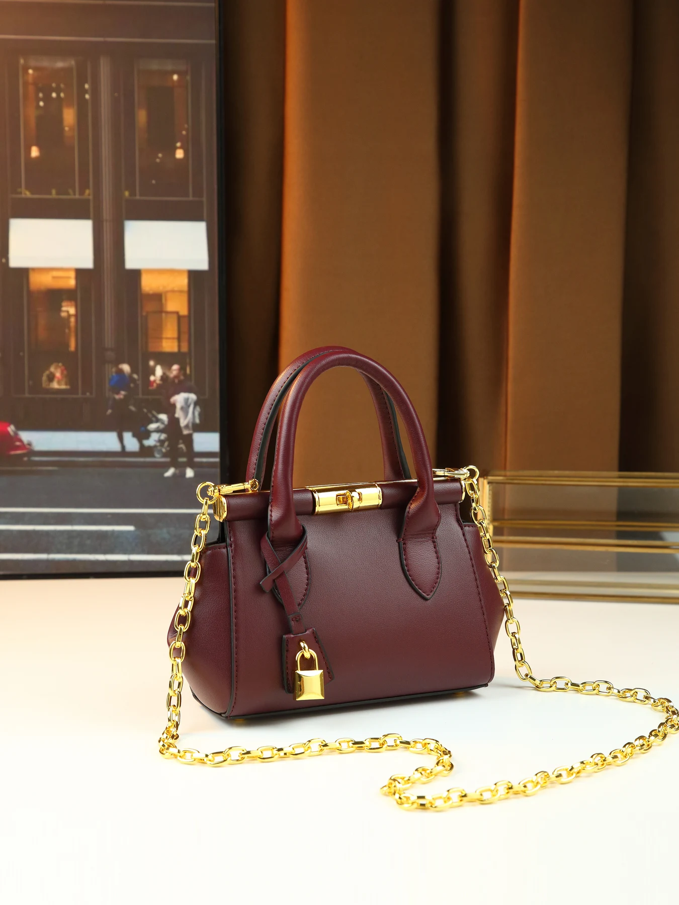 

Retro classic lock design premium shell bag new women go out versatile handbag