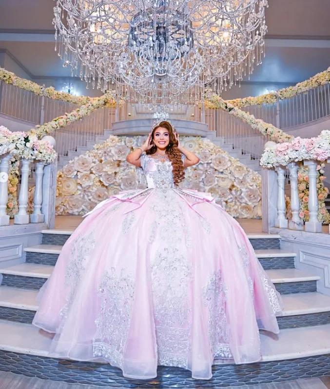 

Блестящие серебристо-розовые платья принцессы Quinceanera с открытыми плечами, роскошный корсет на шнуровке, платья de 15, quinceañera, размер на заказ