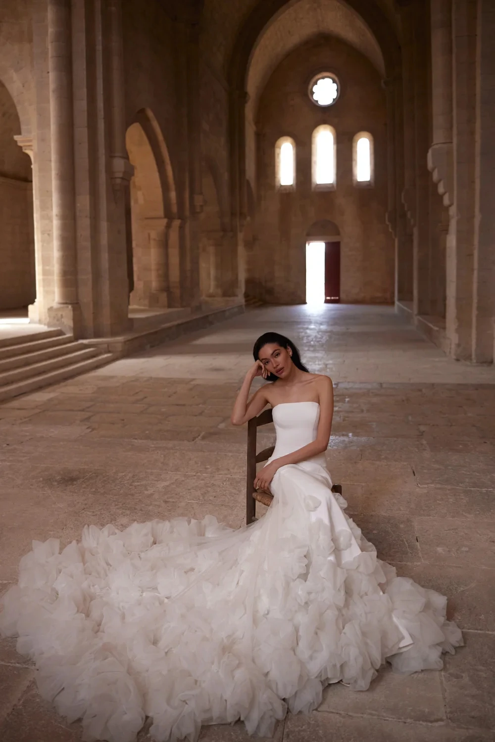 Customized Dreamy White Organza Wedding Dress Formal Strapless Sleeveless Bridal Gowns Soft  Mermaid Chapel Train Robe de mariée