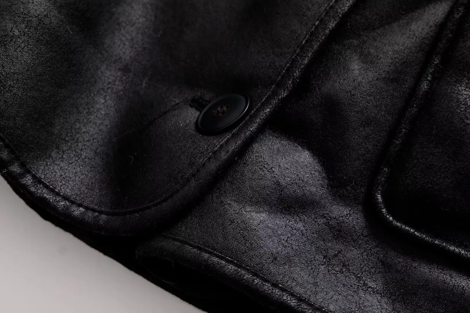 2025年新作 レディース 暖かいレザージャケット ファーライニング シングルブレストデザイン 外側ポケット2つ付き