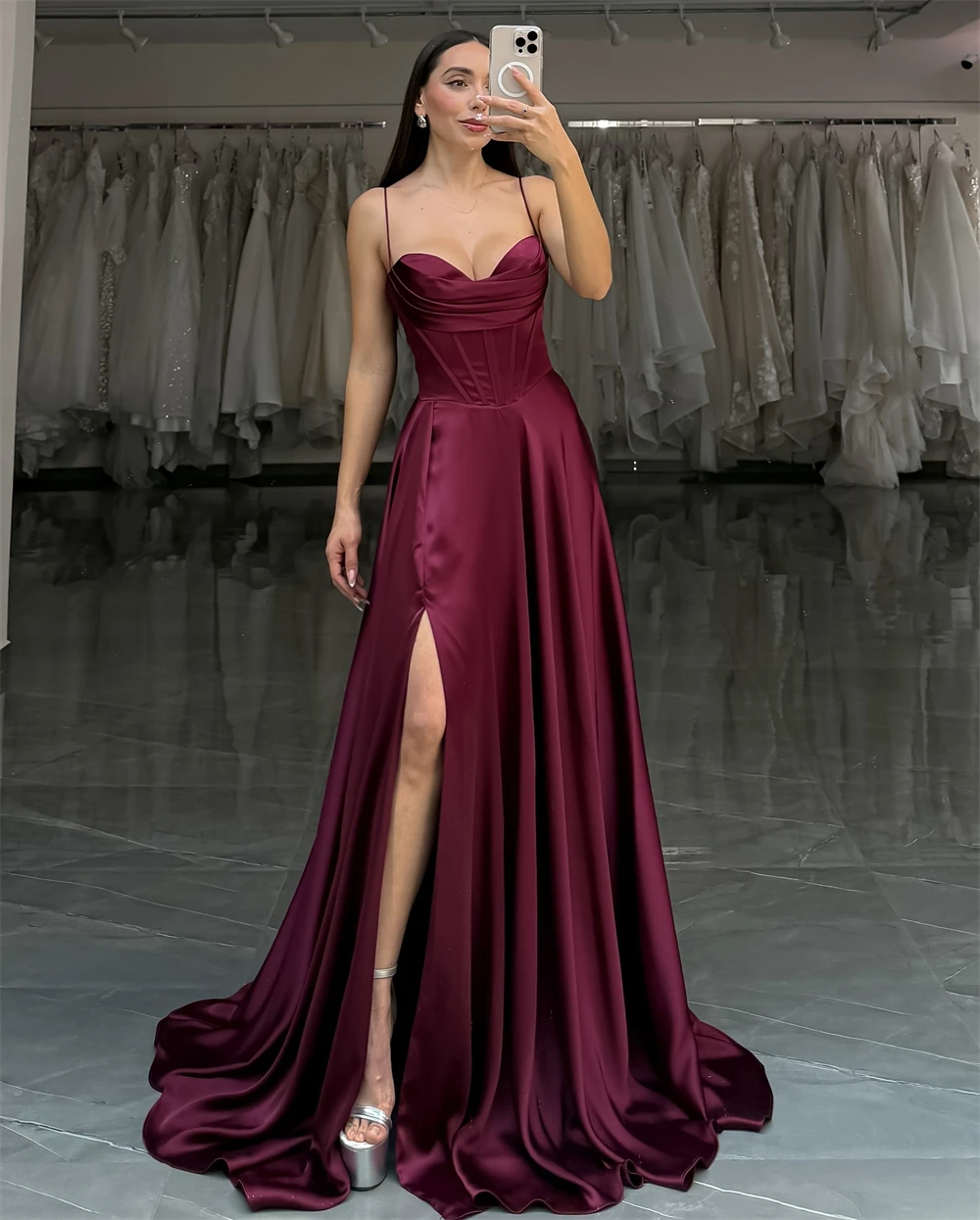 Beshinel فساتين سهرة مخصصة من الساتان بدون حمالات بفتحة جانبية فاخرة أنيقة عنابي بدون أكمام فستان حفلات 2025 مناسبات رسمية #3