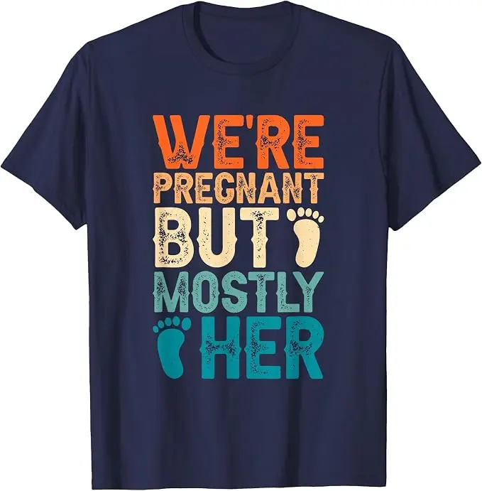 Wir sind schwanger, aber es ist hauptsächlich ihre Sache, Paar-Schwangerschaftsankündigungs-T-Shirt, Y2k-T-Shirt mit Grafik für den ersten Papa und die erste Mama, personalisiert – Detail 15