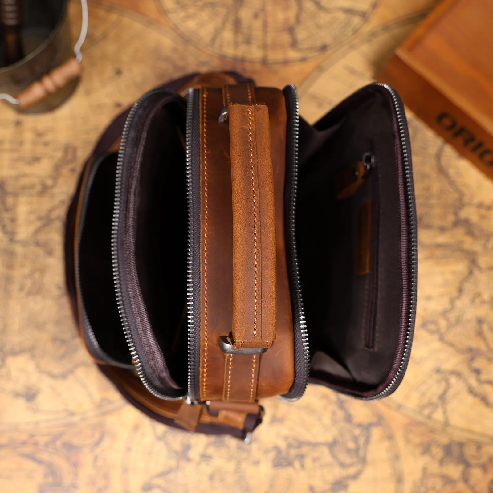 Vintage Leder-Umhängetasche für Herren, Lässige Crossbody-Tasche, Herren-Schultertasche aus Crazy-Horse-Leder, Handgefertigt – Detail 16