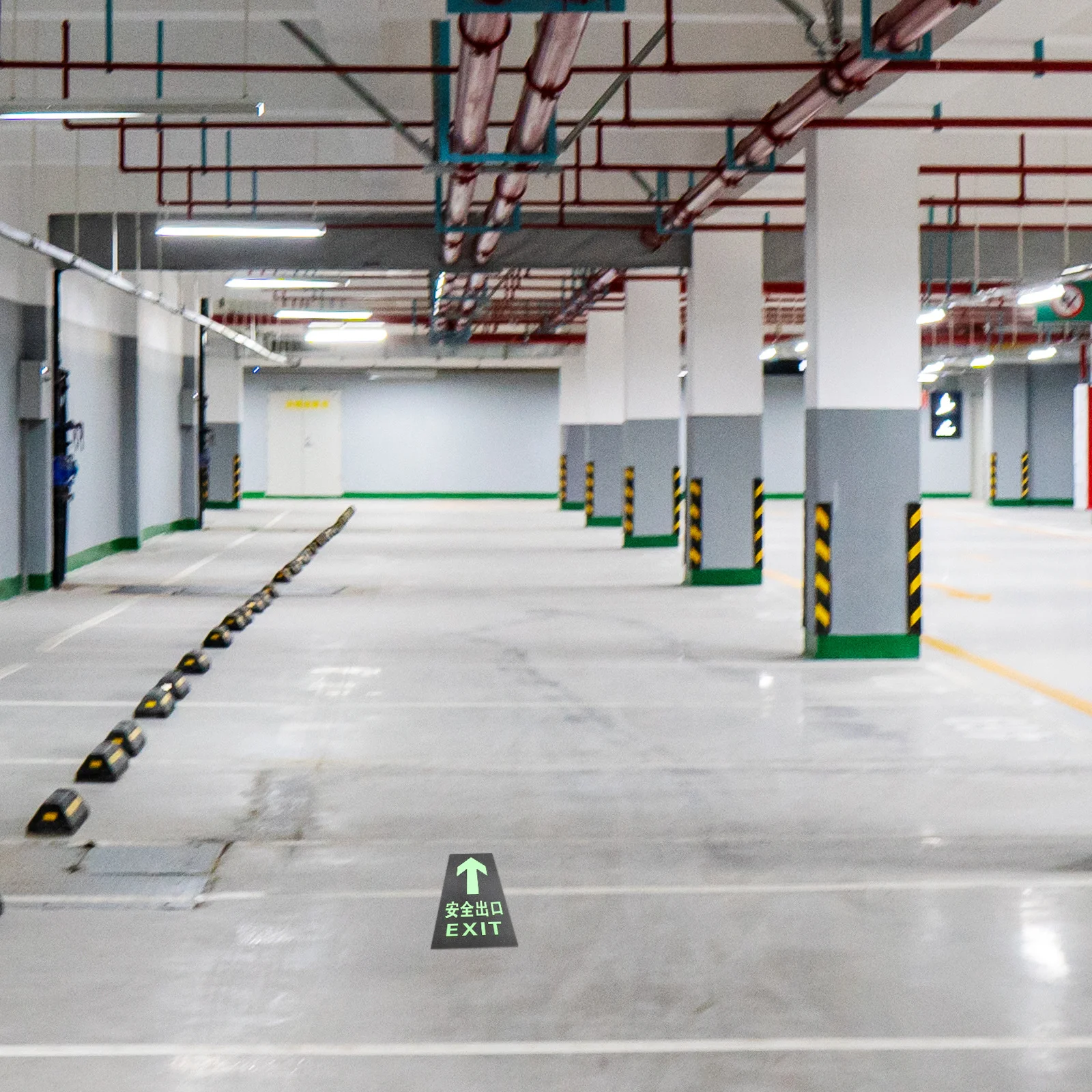 10 قطعة علامات السلامة الليلية توهج بولي كلوريد الفينيل مضيئة ذاتية اللصق ملصقات خروج الطوارئ النار خروج الاتجاه مؤشرات #1