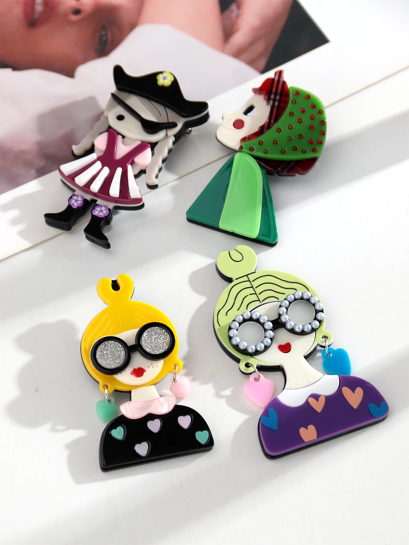 Modische Damen-Figur-Acryl-Spleiß-Brosche für Frauen, niedliche Cartoon-Charakter-Reversnadeln, Taschen- und Kleidungs-Schmuck-Accessoire – Detail 6