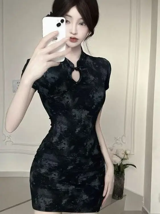 فستان تشيونغسام صيفي نسائي جديد بتصميم صيني عتيق مُحسّن لعام 2025، بخصر ضيق وأزرار فريدة وتصميم ضيق يبرز الجسم