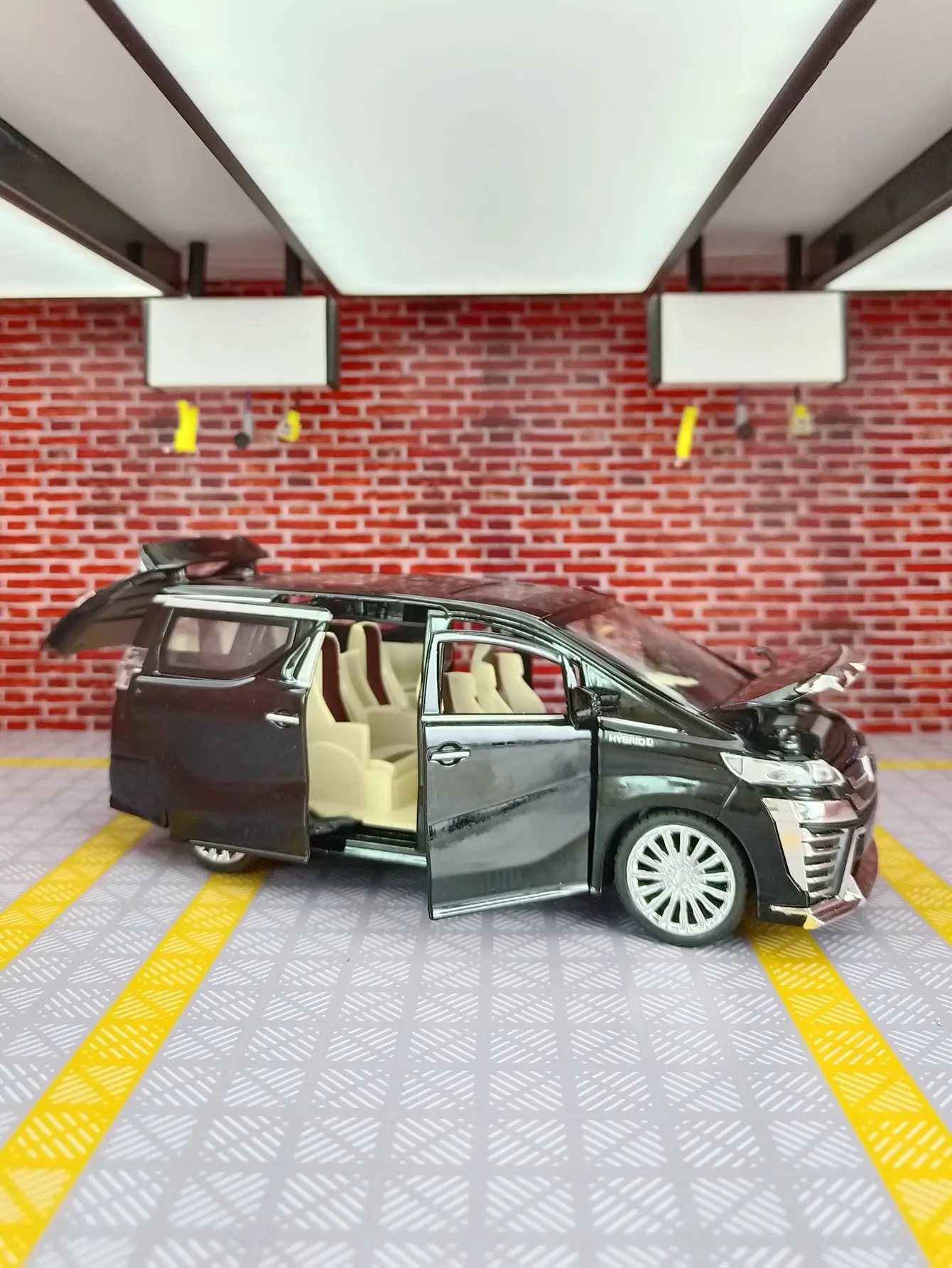

1:24 Toyota Welfa alloy commercial vehicle model, doors and engine hood, trunk can be opened has simulated sound and lighting