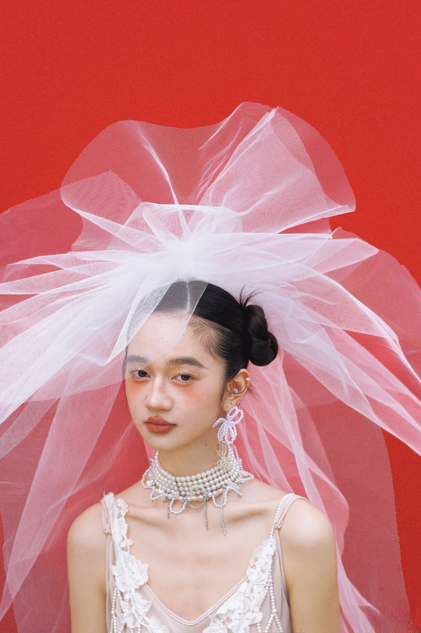 elegant-long-multi-layered-wedding-veil-puffy-bridal-headwear-photography-prop-photography-shoot-white-atmosphere-headpiece