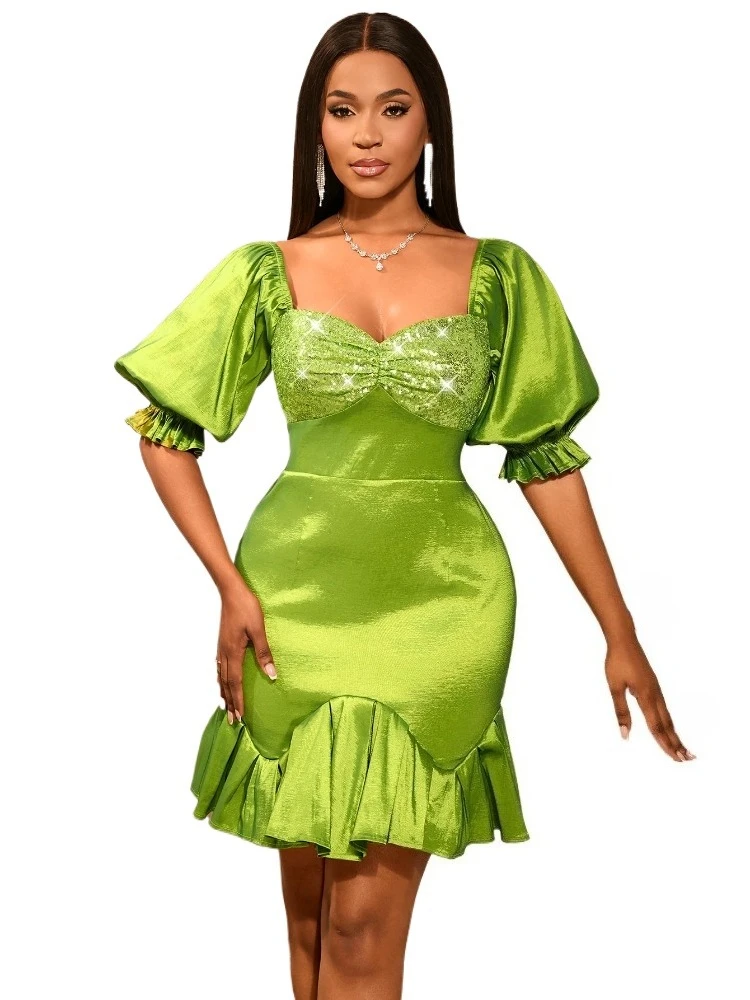 فستان نسائي من الساتان ميدي مثير برقبة مربعة وأكمام منتفخة مزين بالترتر وحاشية مكشكشة مناسبة للحفلات المسائية