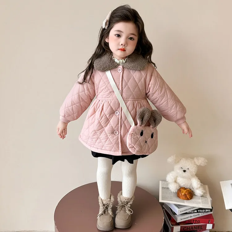 

Теплое стеганое зимнее пальто для девочек, новинка 2023 года, флис — на подкладке для зимы, стильная и уютная детская верхняя одежда, в комплекте с сумкой-кроликом