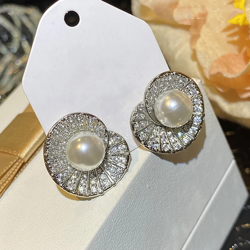 Huitan-pendientes de tuerca de pera simulada para mujer, Color plateado, ostentoso, CZ, preciosos accesorios femeninos, joyería de boda