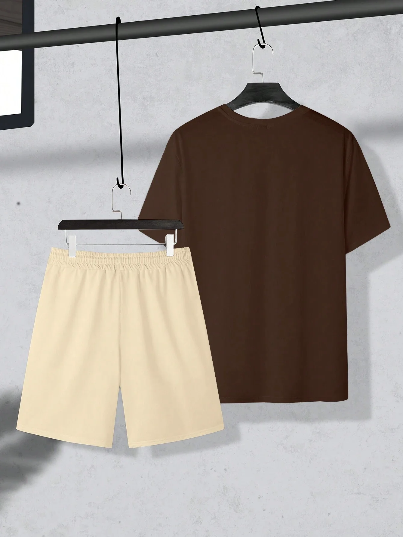 

Men's Solid Color Round Neck Short Sleeve T-Shirt And Shorts 2 Pieces Casual Outfit