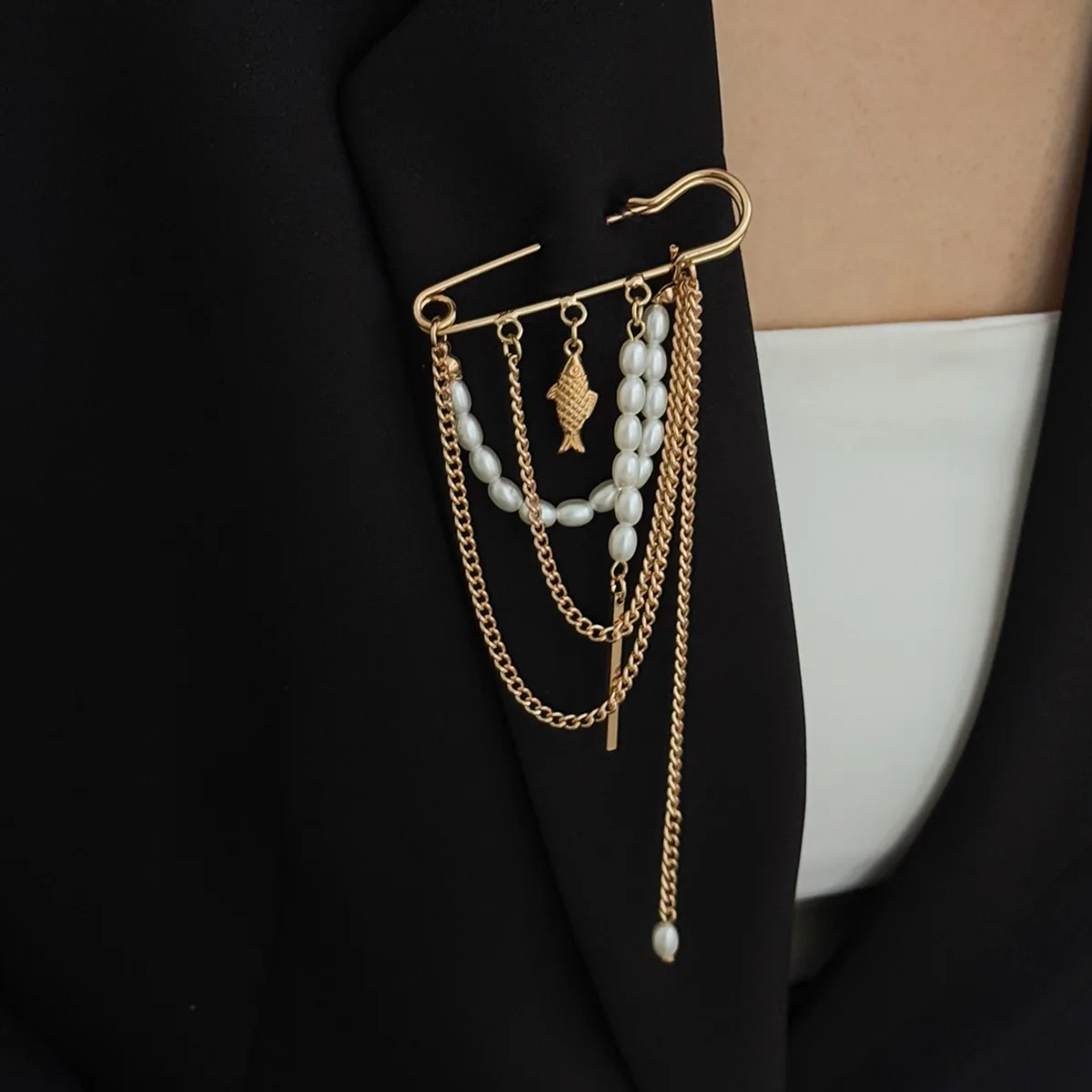 Ingemark Trendy Metal Small Fish Pendant Brooches Women Vintage Imitation Pearls Tassel Suit Pins Clip Valentine Jewelry Gift