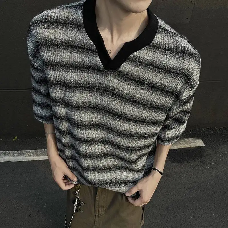 New Summer Men's Tops V-neck Striped Design Contrast Color Tees Knitting Short Sleeved Loose Male T-shirts Niche ZSS3