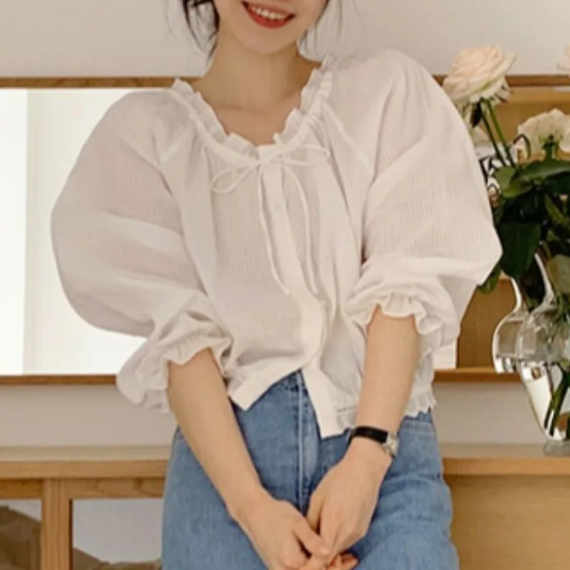 2025 Zomer Koreaanse Kant Mode Ademend Wit Shirt Ontwerp Dunne Korte Mouw V-hals Woon-werkverkeer Casual Dames College Top