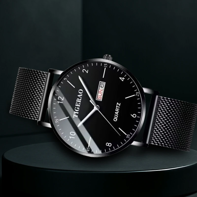 Un orologio da uomo al quarzo doppio con borchie eleganti e in rete nera