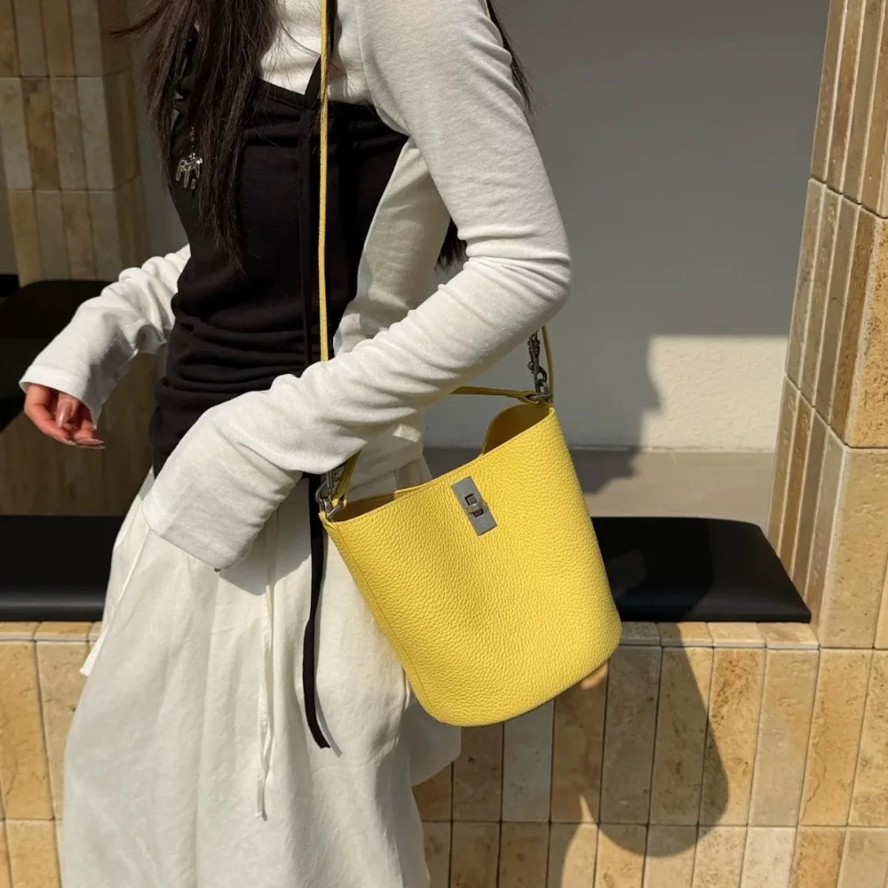 

Новая модная и простая сумка-ведро из натуральной кожи (первый слой) для весны и лета 2026 года, портативная, для повседневного использования, на плечо, через плечо