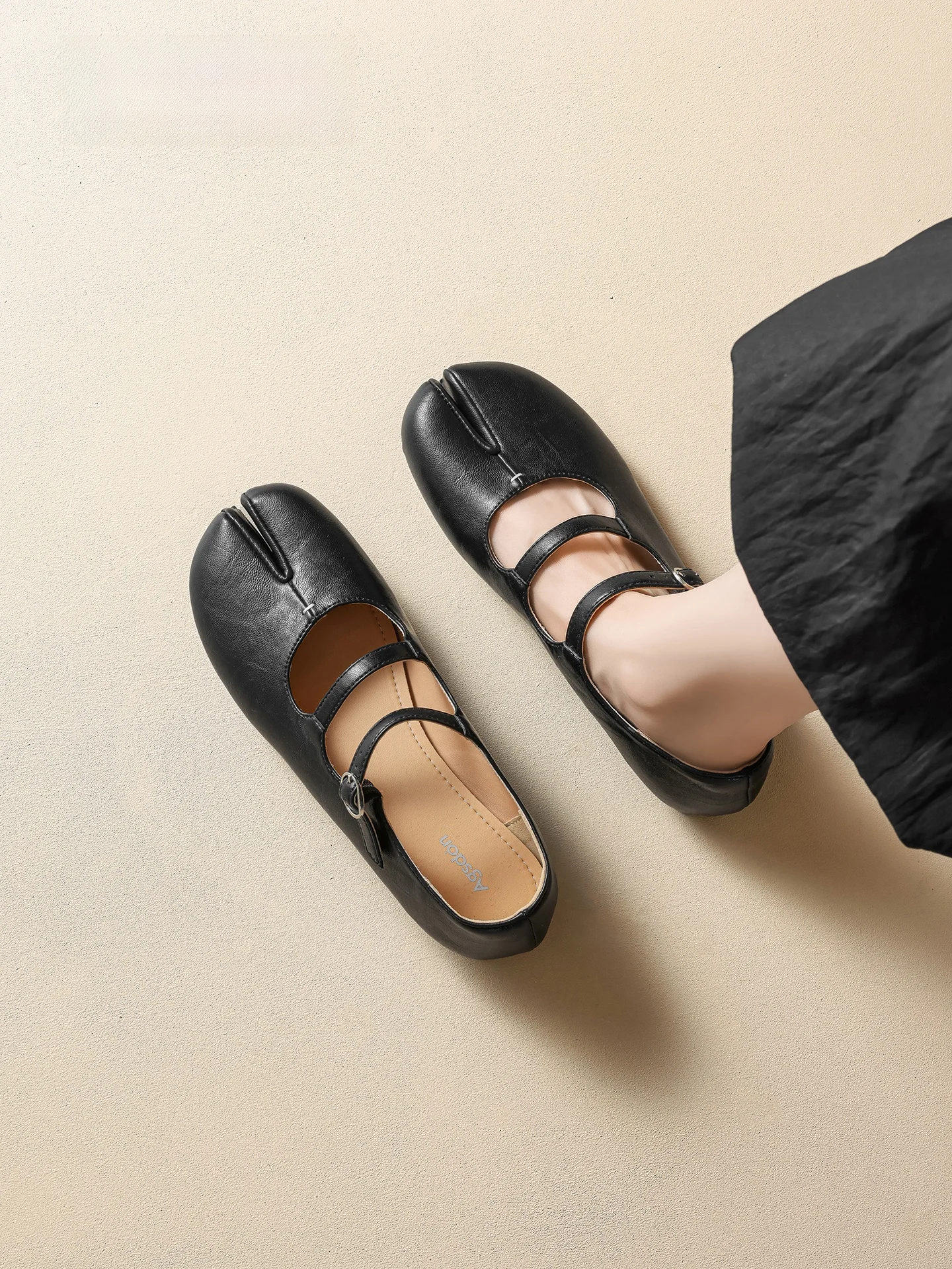 Black Ballet Flat Shoes Women's Summer New Style Flat Bottom  Hoof Split Toe Shoes Fashionable Casual Slip-On Sneakers