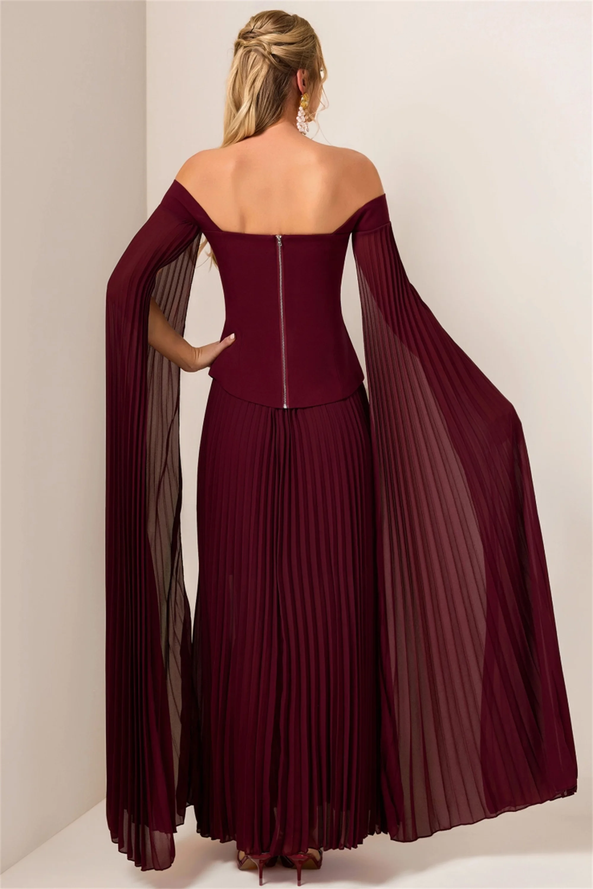 فساتين إيفون برايدل ذات ثنيات لخريف 2025 فساتين سهرة نسائية بدون أكمام مع كيب أنيقة على شكل حرف a فساتين المشاهير حسب الطلب