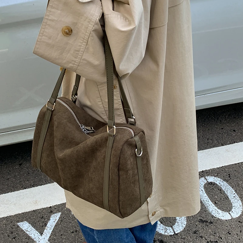 Damen-Handtaschen mit großer Kapazität, lässige Retro-Umhängetaschen aus Wildleder mit Reißverschluss, einfarbige Schultertaschen für den Alltag. – Detail 6