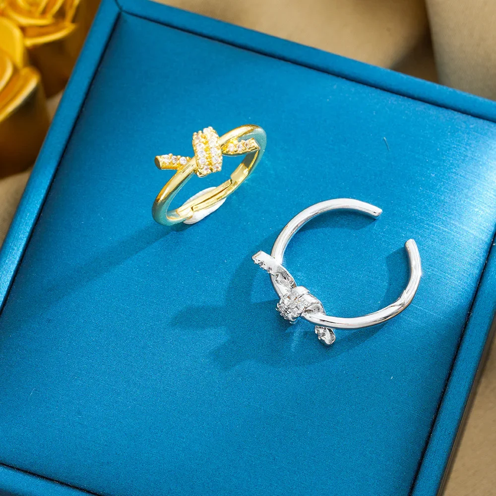 การเปิดปมเพทายถูกตั้งค่าเล็กน้อย ซึ่งจะเปิดเผยให้ความรู้สึกของแฟชั่นระดับไฮเอนด์ แหวนย้อนยุคนี้มีสัมผัสความหรูหรา