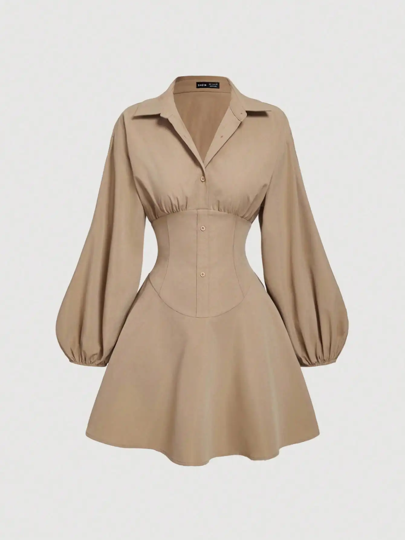 

Женское бежевое платье-рубашка с пышными рукавами, корсетным поясом и застежкой на пуговицы спереди